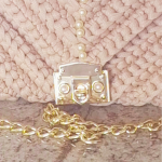 Bolsa Bege Estilo Carteira com Pérolas e Fecho Dourado